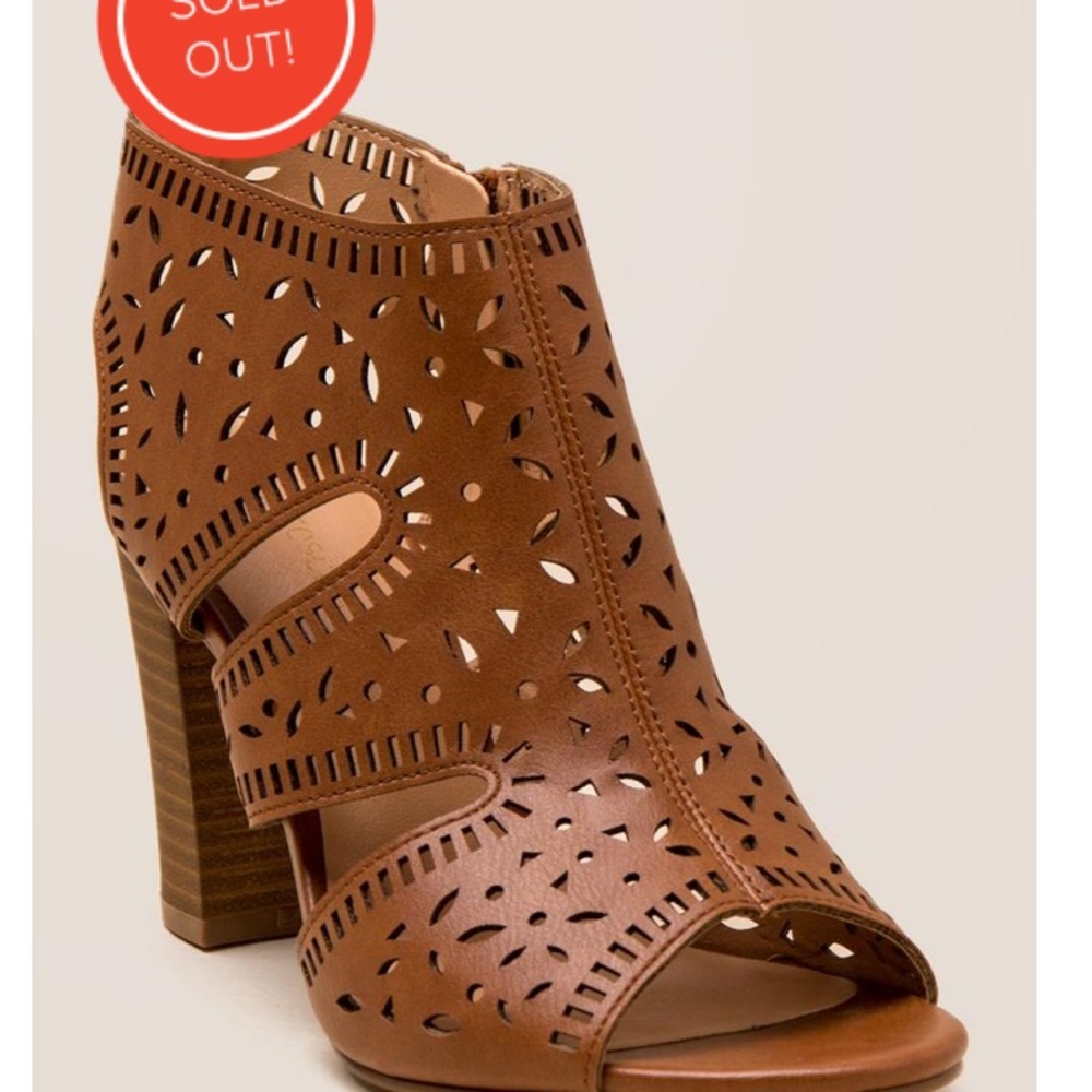 🍁Francescas Blain Laser Cut Shootie Heel - size 7
